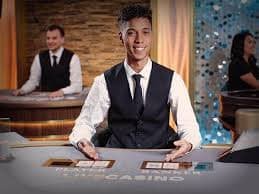 Tampilan studio Monopoly Live dengan dealer dan roda interaktif